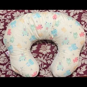 Breastfeeding and nursing pillow for babies